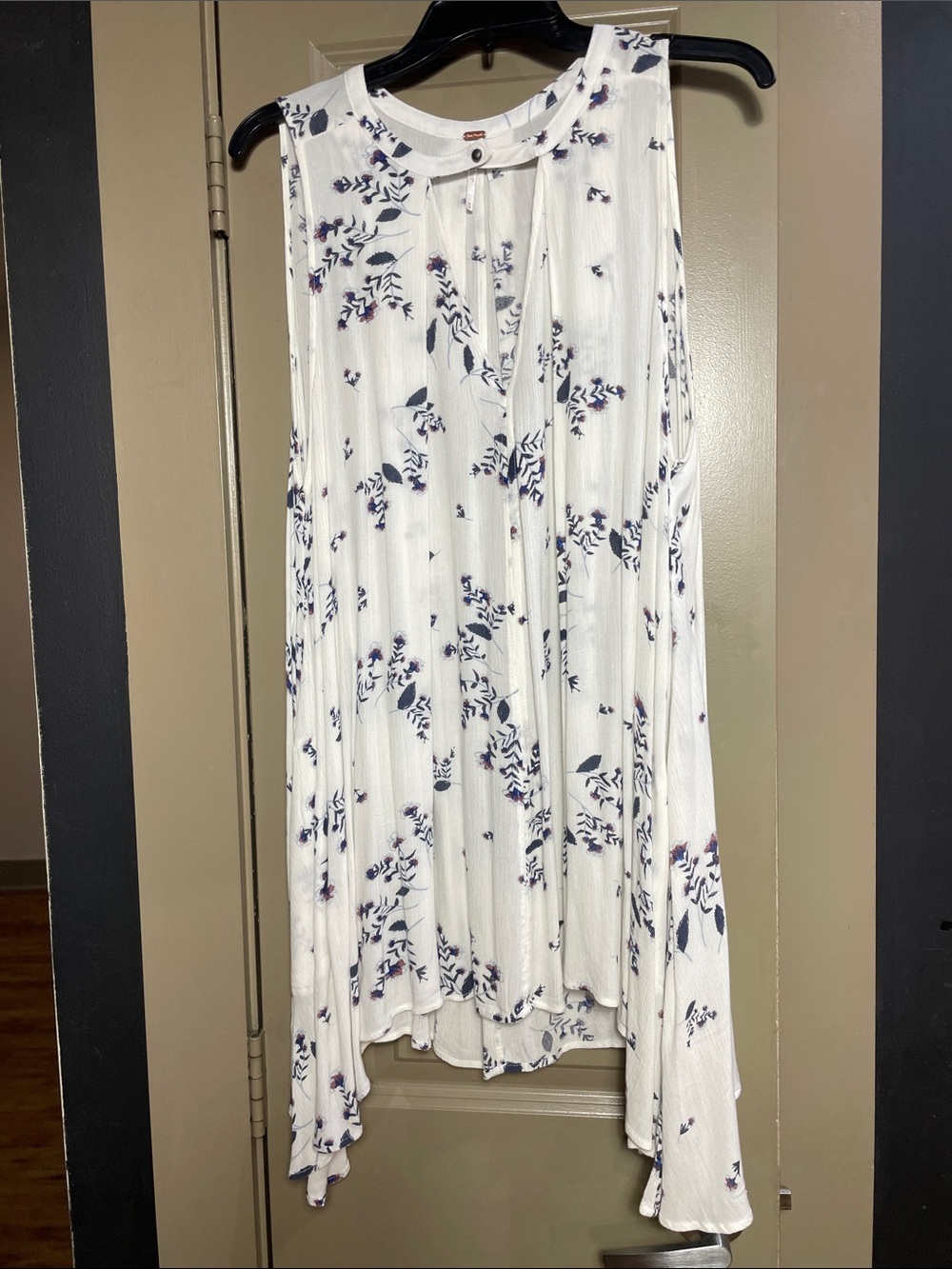 Free People White Sleeveless Floral Pleated Swing Tank